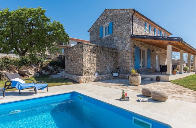 Beautiful stone house with large garden (600 m2) and private pool