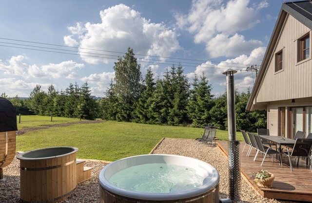 Beautiful private villa for 10 people with hot tub, WIFI, TV, terrace, pets allowed and parking