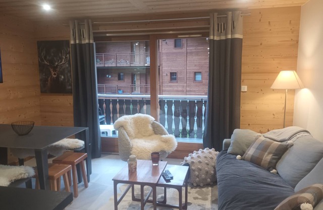 BEAUTIFUL, FULLY RENOVATED APARTMENT AT THE FOOT OF THE SLOPES