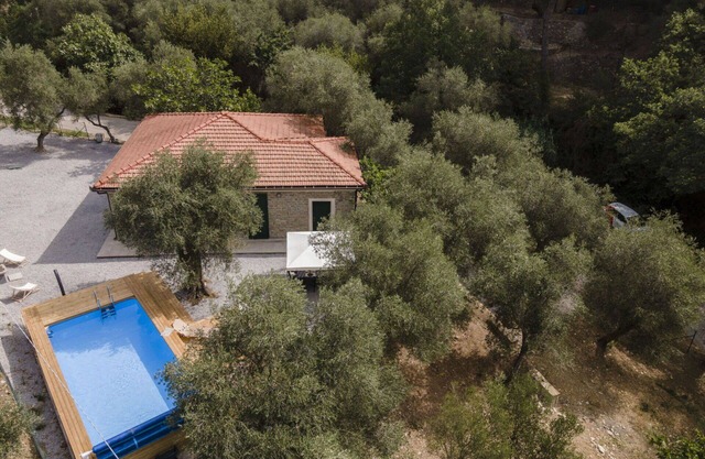 Beautiful private villa for 8 guests with WIFI, private pool, pets allowed and parking