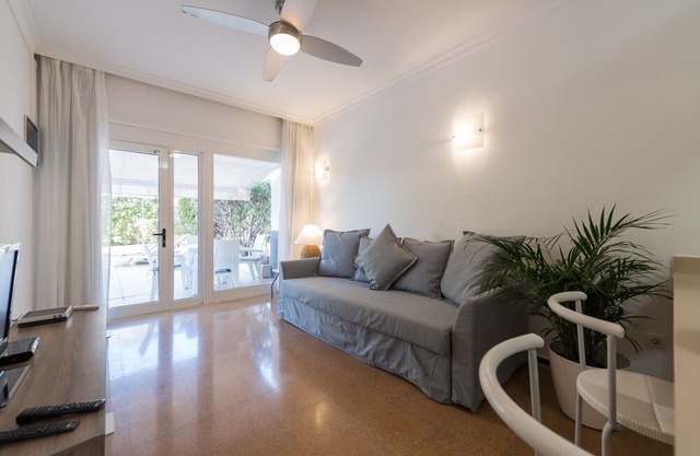 BEAUTIFUL APARTMENT IN FRONT OF THE SEA, DIRECT ACCESS TO THE BEACH, IDEAL FAMILIES.