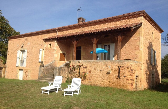 Beautiful 19th century stone country house on 20 ha- Near Bonaguil