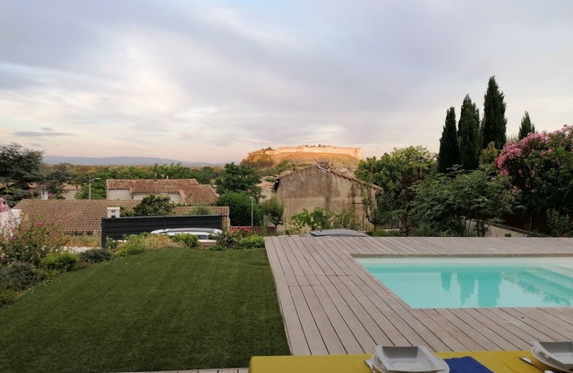 Beautiful house near Avignon, superb view, 4 people