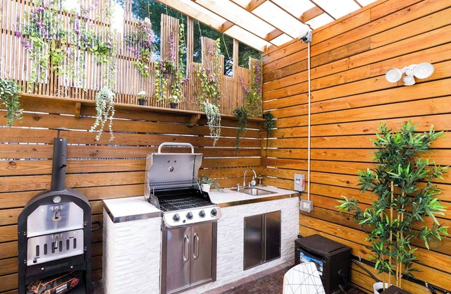 Beautiful 1-2 Bedroom! Deck w/Outdoor Kitchen!