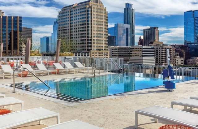 Beautiful 1 bedroom with rooftop pool!