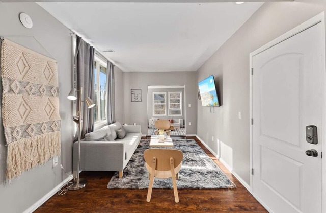 Beautiful 1Bedroom Apt. with Spacious Living Room