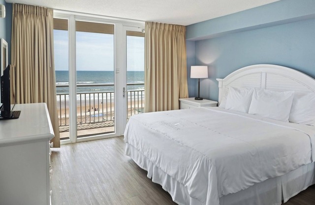 Beautiful 1BR Condo w/Ocean Views, Full Kitchen, Pool Access & Beach Vibes