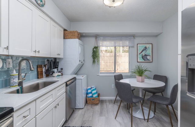 Beautiful 1st fl/no stairs ! Steps to beach and pool-all beach supplies included