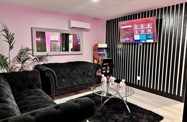 Beautiful 2/1 w. Patio near nAIRPORT & 5 min from downtown