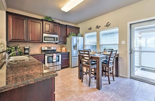 Beautiful 2-2.5-2 Townhome in Kemah near Boardwalk. 1,350 sq ft