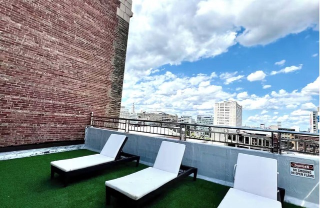 Beautiful 2 Bd Penthouse w/Patio in Center City/Convention center