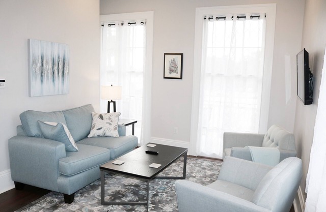 Beautiful 2 BD w/Balcony, 1 Block off St. Charles