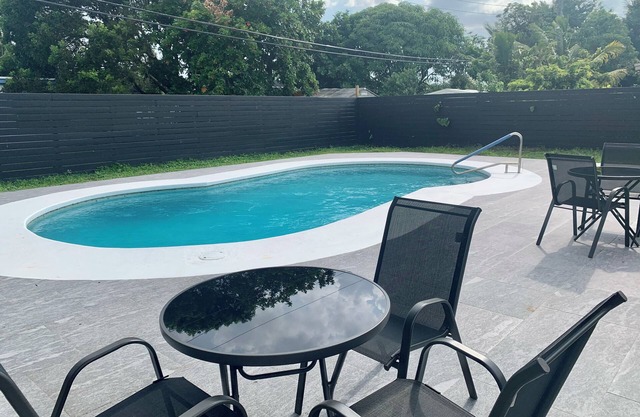 Beautiful 2 Bed 2 Bath with pool in Sunrise, FLn
