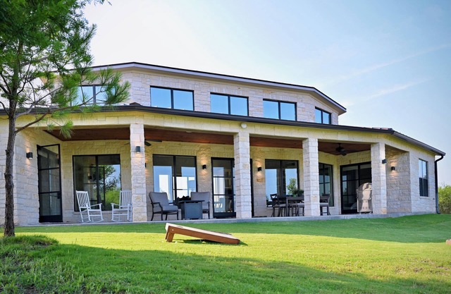 Beautiful 2-bed/2-bath villa overlooking Texas Winery, one hour from Houston