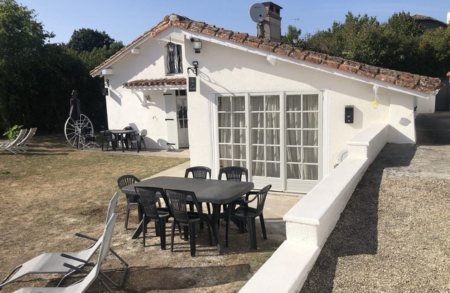Beautiful 2-Bed Cottage in Oradour-Fanais