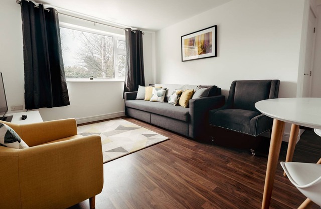 Beautiful 2 bed + sofabed, parking, nr station/hospital next to Hinckley centre