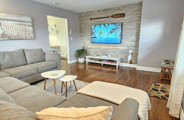 Beautiful 2 Bed Apt w/Parking & Beach Passes - Walk to Beach, Rides, Waterpark