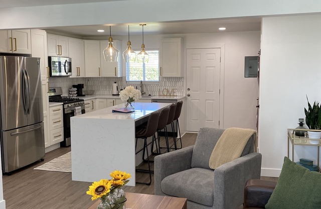 Beautiful 2 Bedroom Home In SLC with Private Hot Tub!