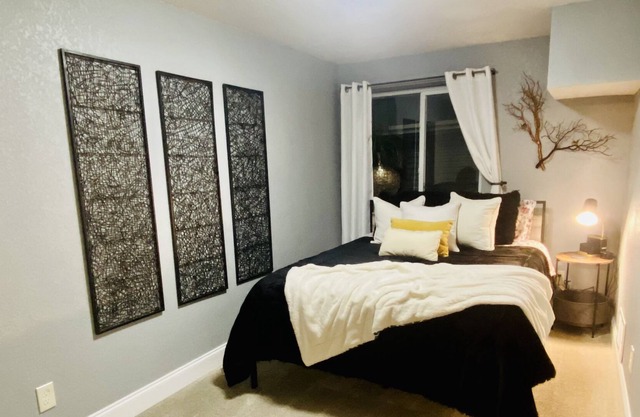 Beautiful 2 Bedroom Apt in Old Town w/Free Parking