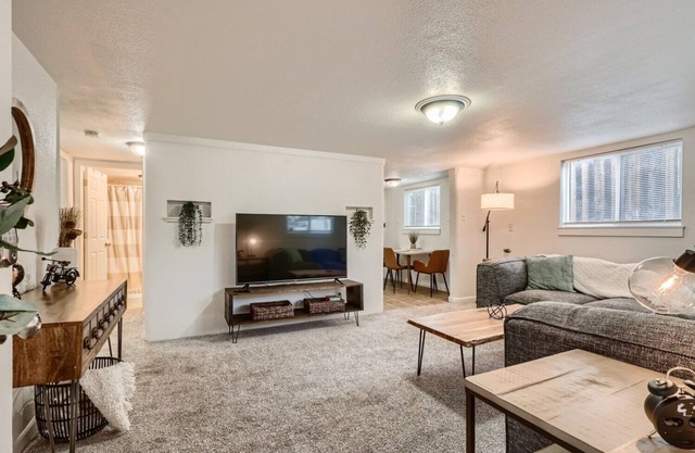 Beautiful 2 bedroom basement apartment in Lakewood