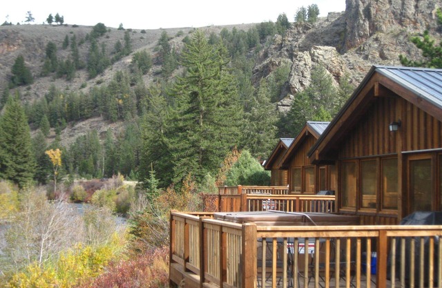Beautiful 2 Bedroom Cabin on Taylor River with Private Hot Tub