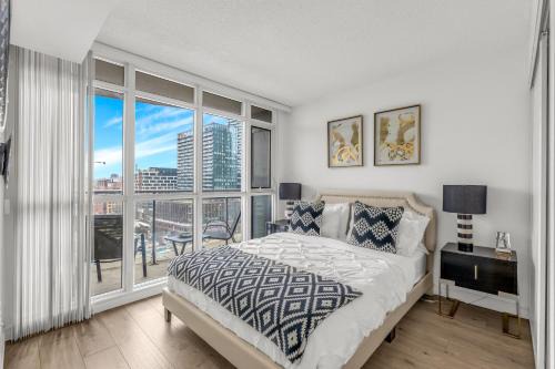 Beautiful 2 Bedroom Downtown Toronto Condo with free parking