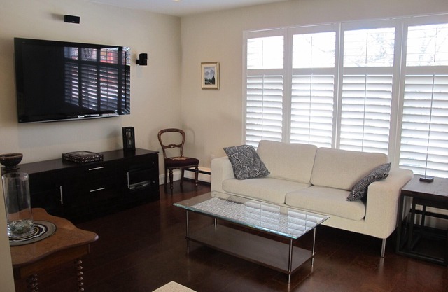 Beautiful 2 bedroom home - includes laundry and parking