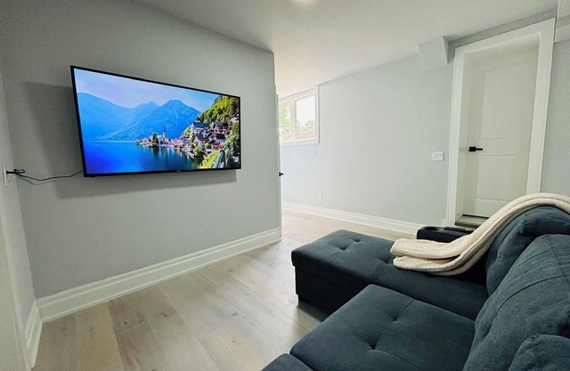 Beautiful 2 Bedroom Suite, Full Kitchen and Bathroom