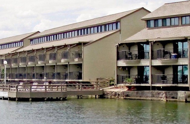 Beautiful 2 bedroom unit at resort, sleeps 6