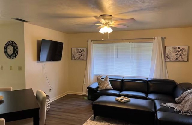 Beautiful 2 bedroom unit across from UF stadiumn