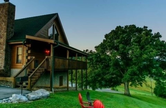 Beautiful 2 bedroom 2 bath clean log cabin.