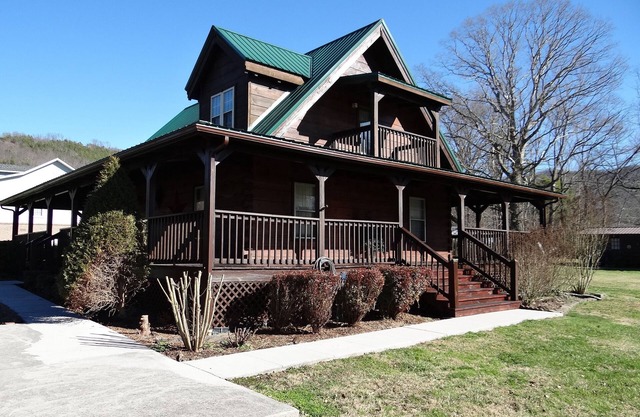 Beautiful 2 Bedroom Cabin nNo Steep RoadsnSome Mountain ViewnLarge Yard n