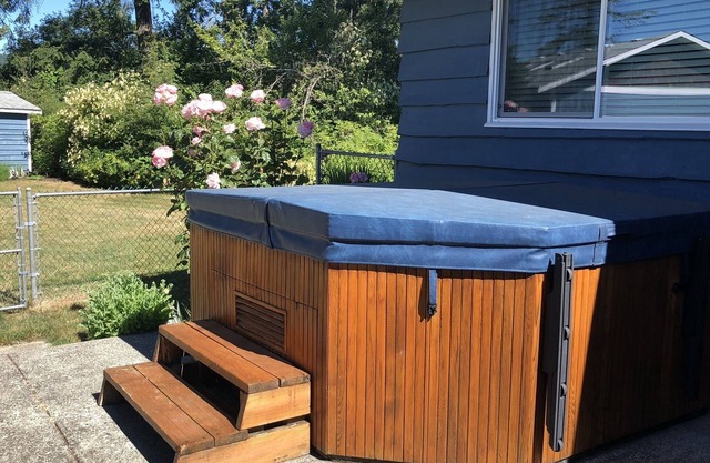 Beautiful 2 BR Suite Between Victoria and Sidney