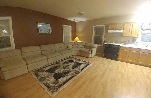 Beautiful, 2 brm/2nd floor loft. Spacious, trendy and fully furnished.