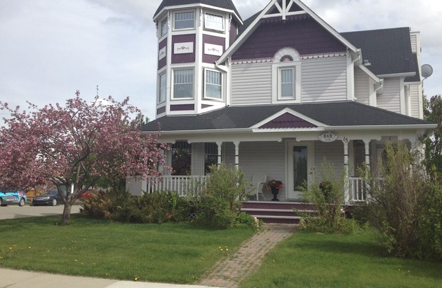 Beautiful 2 Storey Victorian Bed & Breakfast