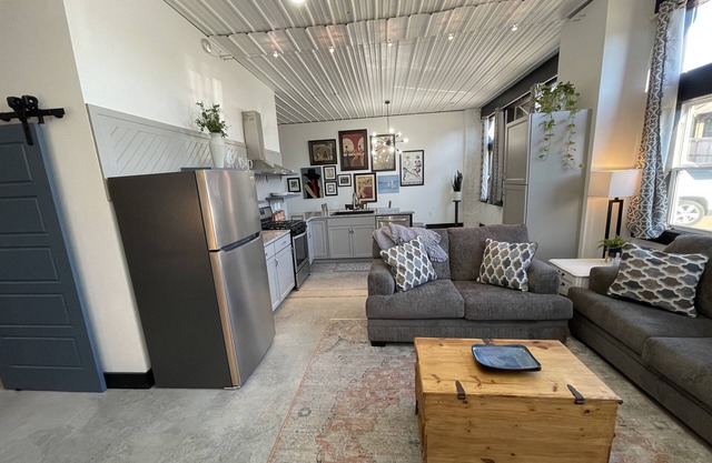 Beautiful 2b/2bth near downtown and the park.