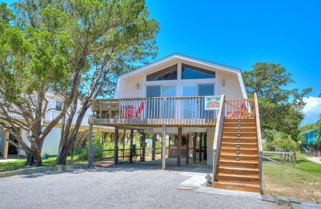 Beautiful 2BR 1.5BA House, Walk to the Beach, Dog Friendly, Sleeps 6
