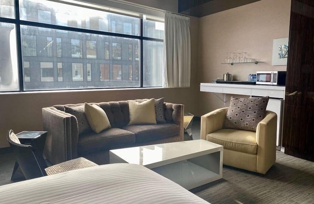 Beautiful 2Br Downtown Suite