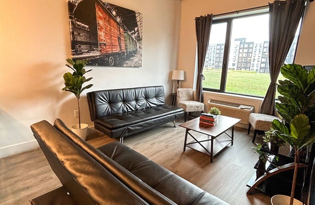 Beautiful 2BR Next to Airport 9392