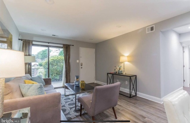 Beautiful 2BR/1BA Renovated Condo near DC w/pool