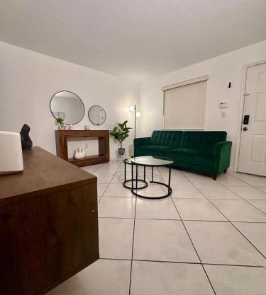 Beautiful 2brm condo w free parking fast WiFi