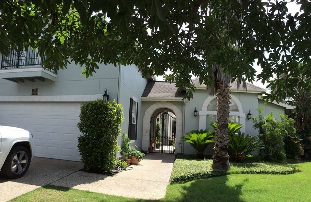 Beautiful 3 bdrm. 199- with large tropical patio, hot tub in gated community