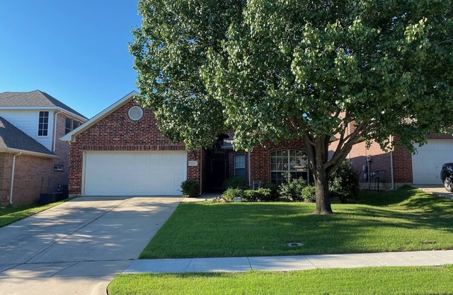 Beautiful 3 Bdrm House in Upscale Neighborhood