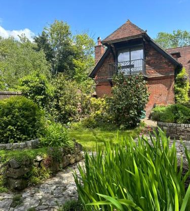 Beautiful 3 bed cottage in Lymington. Perfectly located for Coast and New Forest
