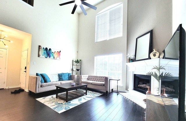 Beautiful 3 bed Townhome in Lewisville with Access to DFW Airport and Frisco