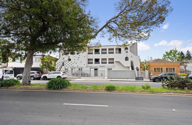 Beautiful 3 bedroom/2 bath unit in Oakland