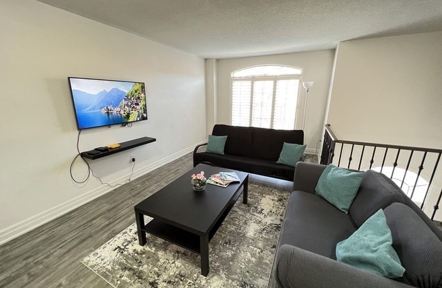 Beautiful 3 bedroom & 3-bathroom vacation home near Toronto Pearson Airport