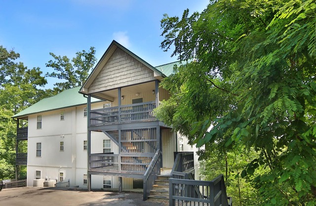 Beautiful 3 bedroom condo close to the Parkway and shows!