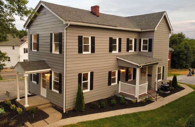 Beautiful 3 Bedroom Downtown Salem Home