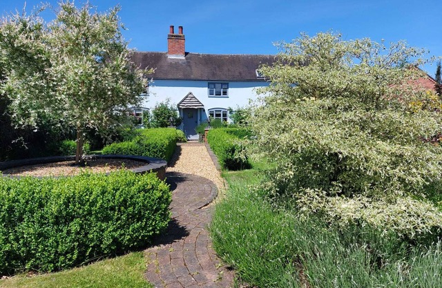 Beautiful 3 Bedroom Cottage - Picturesque Retreat